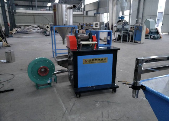 200kg/H PP кладет пластиковые зерна в мешки подвергает одиночный гранулятор механической обработке фильма PE винта