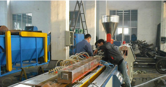Хорошая цена. линия штранг-прессования профиля PVC WPC 22kw 120kg/H 10m/Min, пластиковый профиль делая машину онлайн